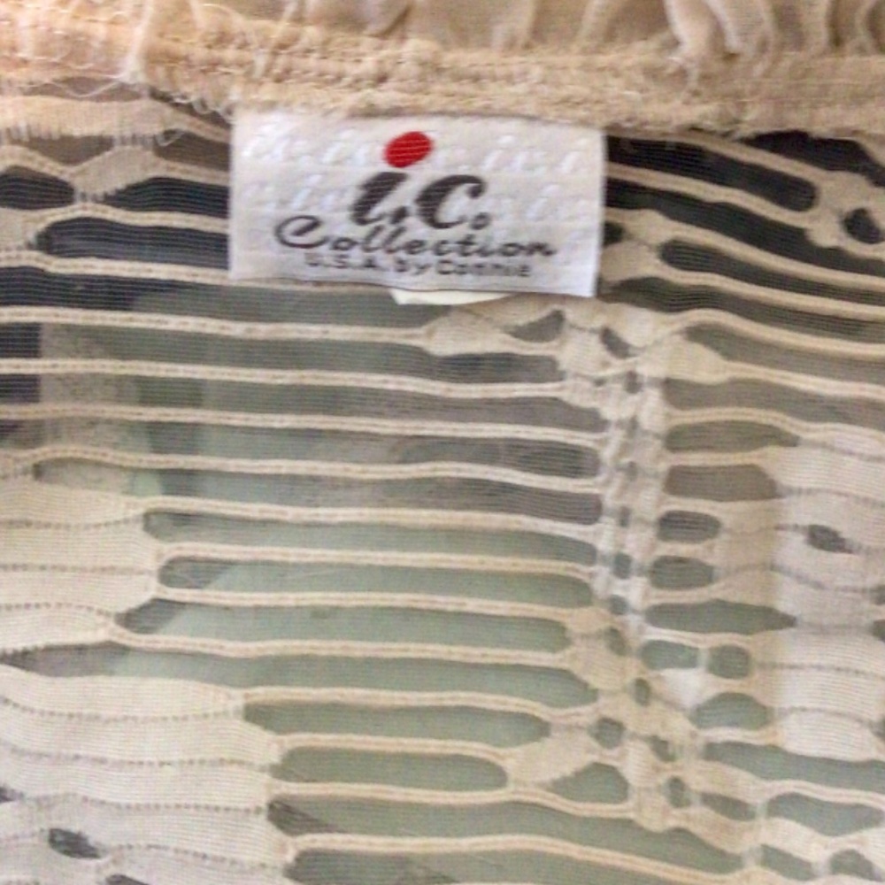 Pretty Lace Jacket Trimmed with Ruffles - Picture 2 of 4